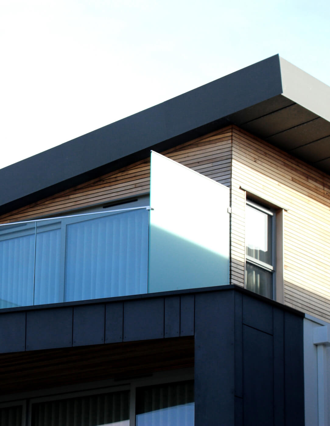 Casa moderna con fachada de madera y metal